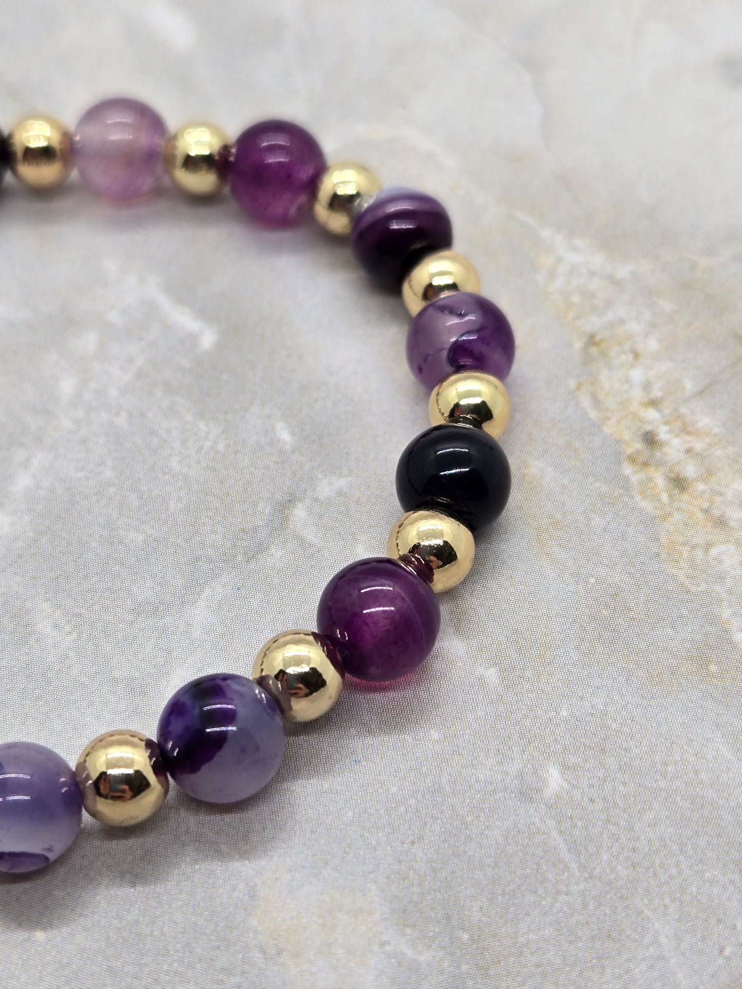 Dyed Agate and gold plated beads bracelet