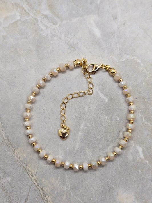 White and gold plated beads bracelet